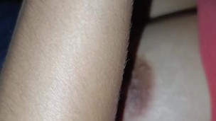 Le chupo las ricas tetas a mí compañera de universidad