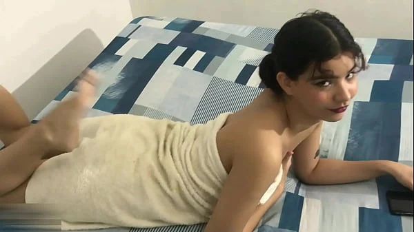 TRABAJO DE PIE y chupando polla, Hermanastra latina es perfecta